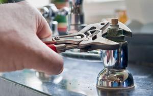 boelcke plumber fixing kitchen sink